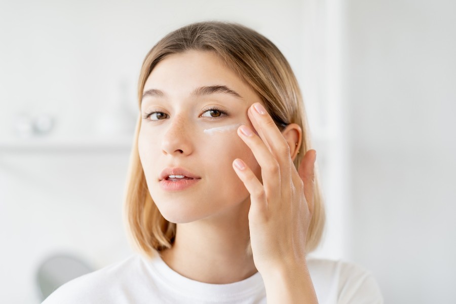 Dùng kem trị bọng mắt là cách đơn giản, dễ thực hiện nhưng cần thời gian dài để thấy kết quả