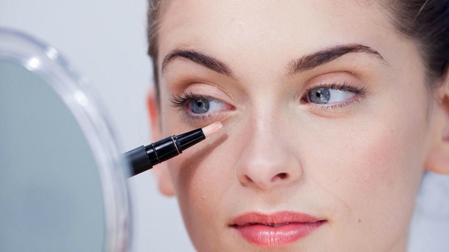 Trang điểm không chỉ giúp che bọng mắt mà còn khắc phục các khuyết điểm như sẹo thâm ở da mắt