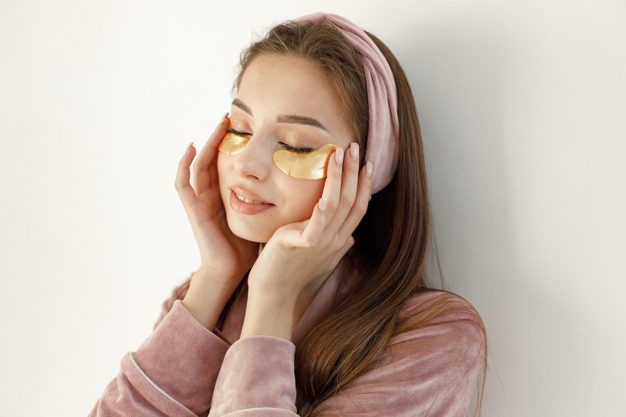 Cần kiên trì chăm sóc vùng da quanh mắt để trị bọng mắt hiệu quả