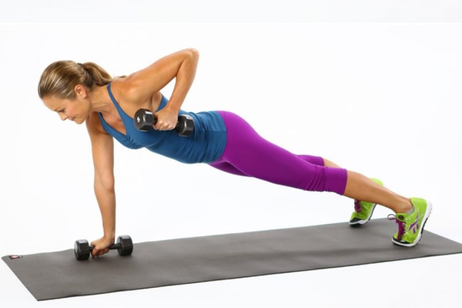 Bài tập plank nâng tạ giúp ngực phát triển