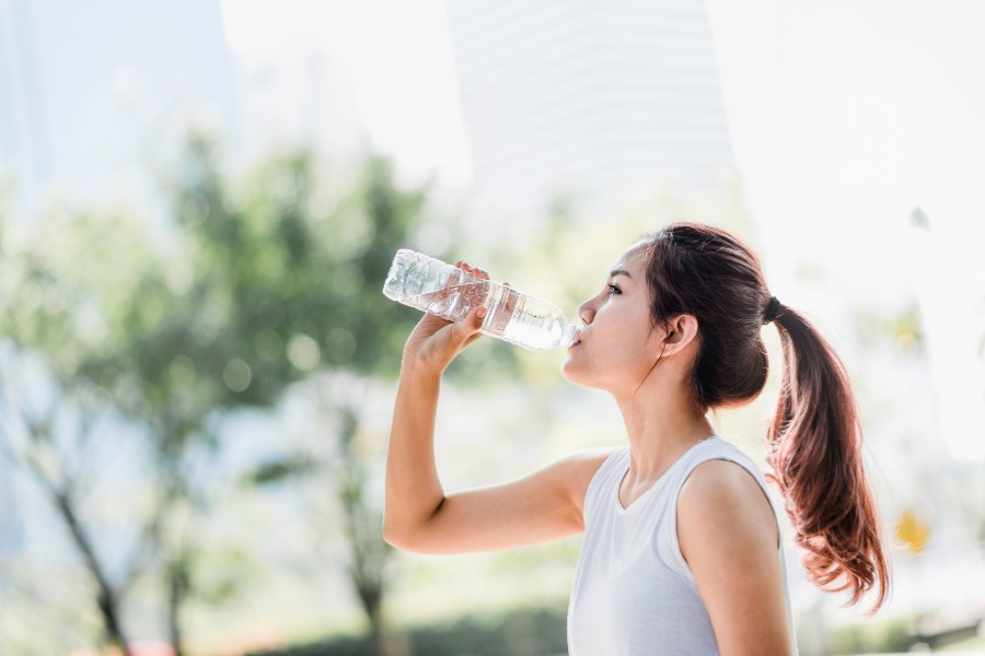 Uống đủ nước giúp cơ thể hạn chế tích nước