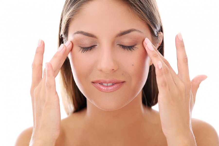 Massage đều đặn mỗi ngày giúp đôi mắt to tròn, tự nhiên 
