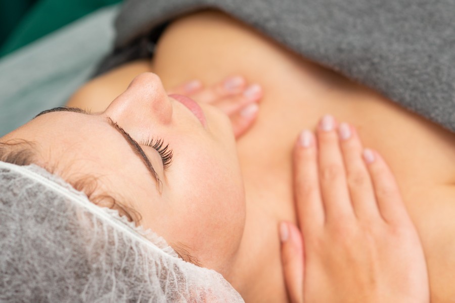 Massage nhẹ nhàng giúp kích thích giảm mỡ ngực