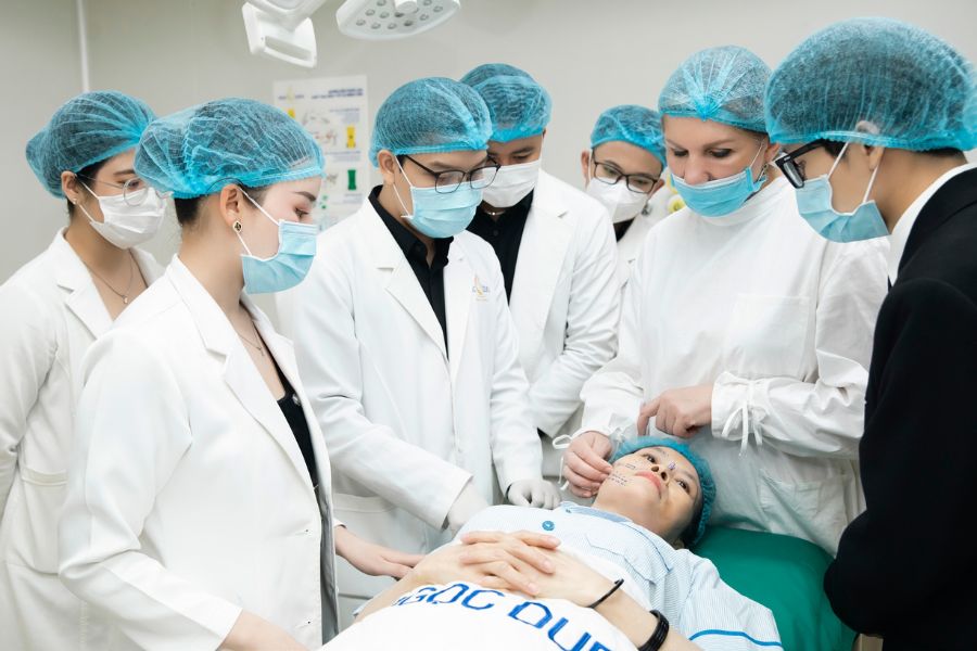 Quy trình lấy mỡ bọng mắt tại Bệnh viện thẩm mỹ Ngọc Dung được thực hiện bởi đội ngũ bác sĩ giàu kinh nghiệm