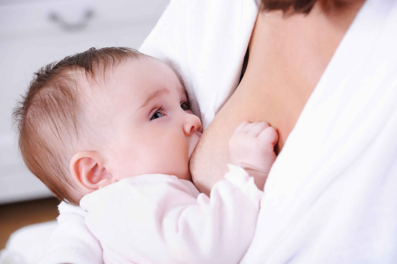 Bé ngậm ti đúng cách giúp bé nhận đủ sữa và tránh tình trạng ngực sau nâng bị chảy xệ