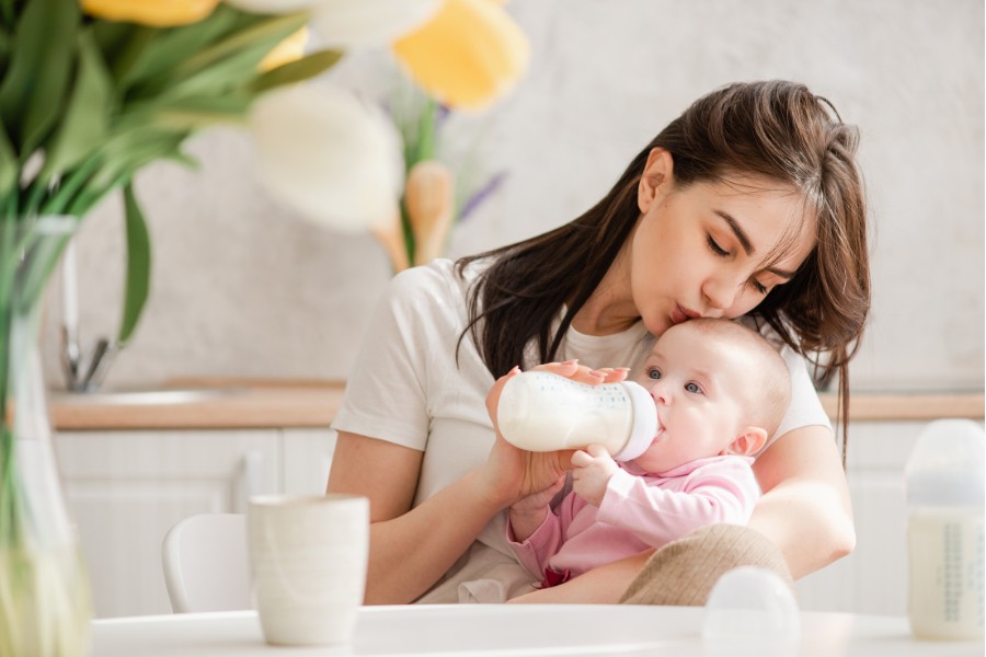 Cai sữa cho con đúng lúc sẽ giúp sức khỏe của mẹ tốt hơn