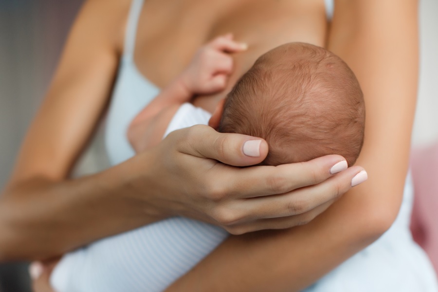 Cho con bú sai cách có thể gây ngực teo nhỏ sau khi sinh