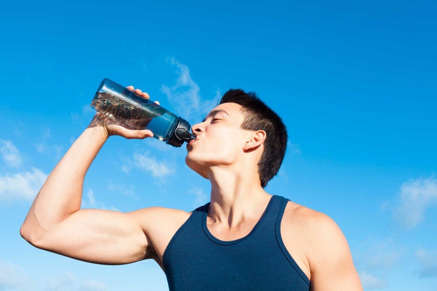 Không quên uống đủ nước để giúp da nam giới trở nên căng bóng hơn