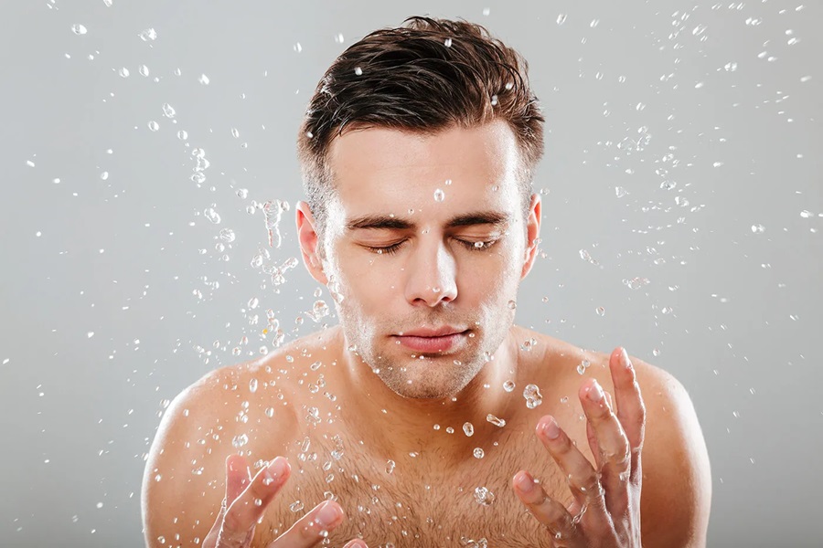 Ưu tiên tắm và rửa mặt với nước lạnh để da được căng, tăng độ đàn hồi
