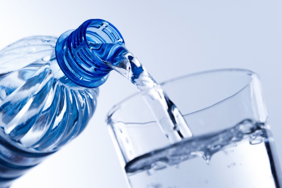 Uống đủ lượng nước sẽ giúp da mặt phục hồi nhanh chóng hơn
