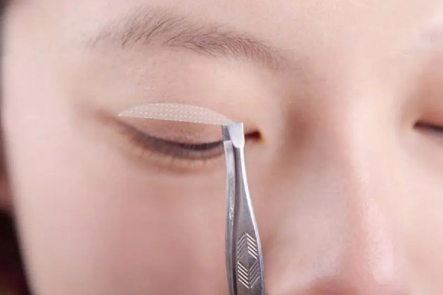 Dùng miếng dán kích thích khắc phục nhược điểm mắt 3 mí