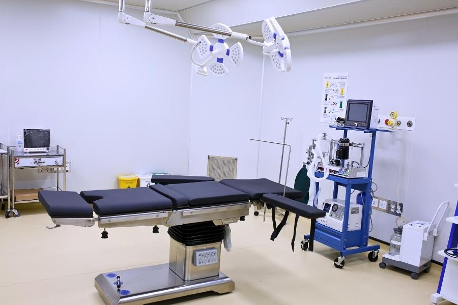 Phòng phẫu thuật được trang bị đầy đủ các thiết bị hiện đại