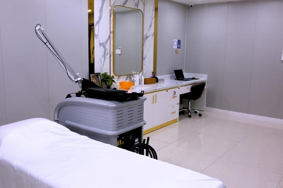 Mỗi giường chăm sóc đều được trang bị đầy đủ dụng cụ và máy móc công nghệ cao