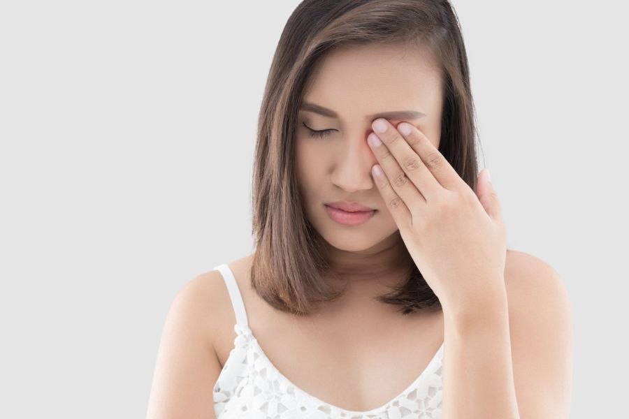 Hậu phẫu thuật thường bạn sẽ có cảm giác hơi khó chịu nặng mí mắt