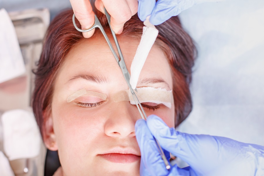 Chăm sóc hậu phẫu sai cách cũng là nguyên nhân dẫn đến kết quả cắt mí mắt bị sâu
