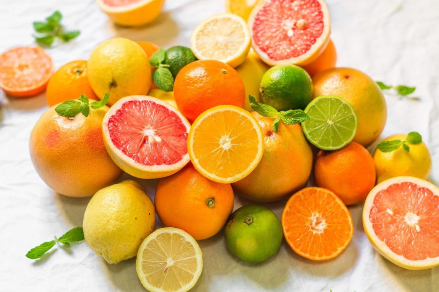 Nên ăn các loại trái cây chứa nhiều vitamin C sau khi cắt mí