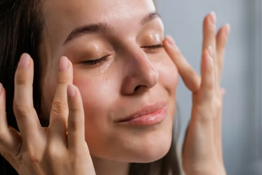 Massage hỗ trợ xóa bọng mắt và quầng thâm giảm sưng tấy vùng mí dưới