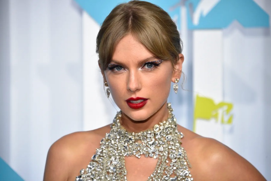 Đôi mắt trong xanh như nước mùa thu của Taylor Swift khiến bao cô nàng phải ngất ngây