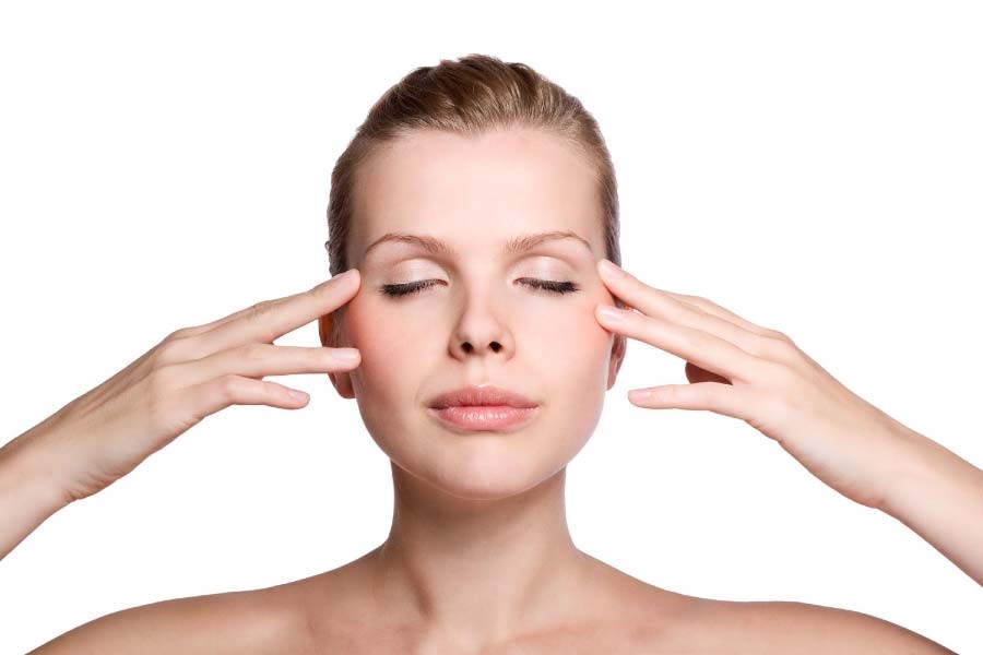 Massage đôi mắt để ngăn tích tụ mỡ thừa và giảm mỏi mắt