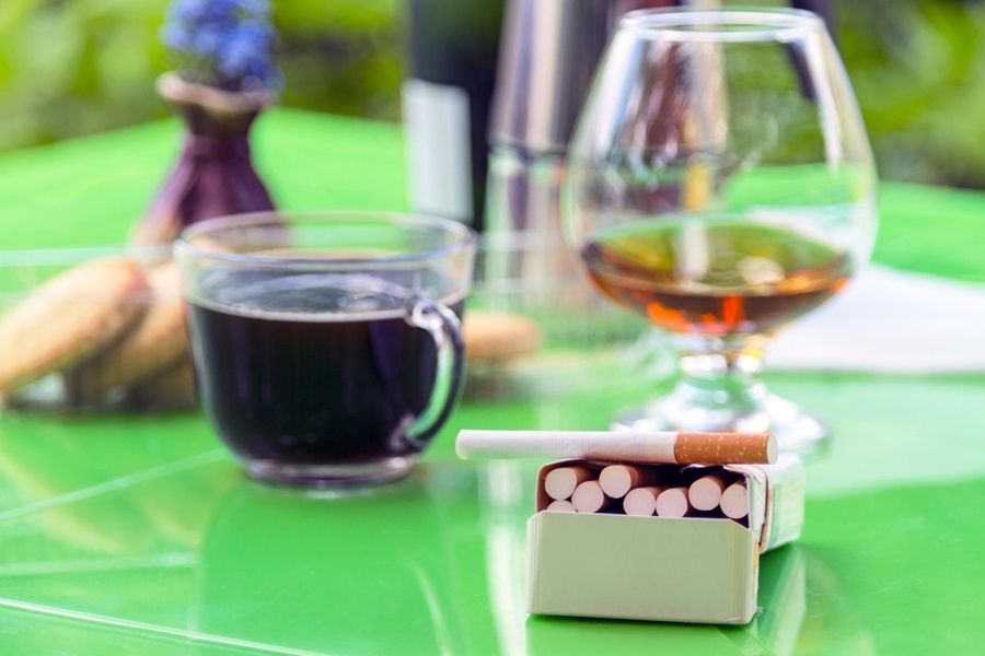 Thuốc lá, rượu bia, và cà phê có thể ảnh hưởng đến cân bằng nội tiết tố