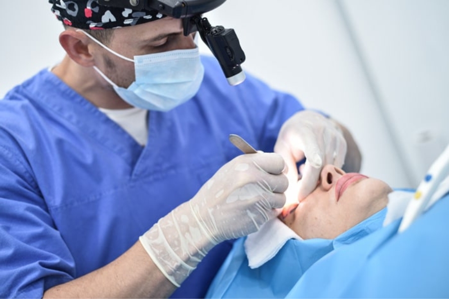 Tay nghề bác sĩ chiếm đến 80% thành công của ca phẫu thuật cắt mí mắt