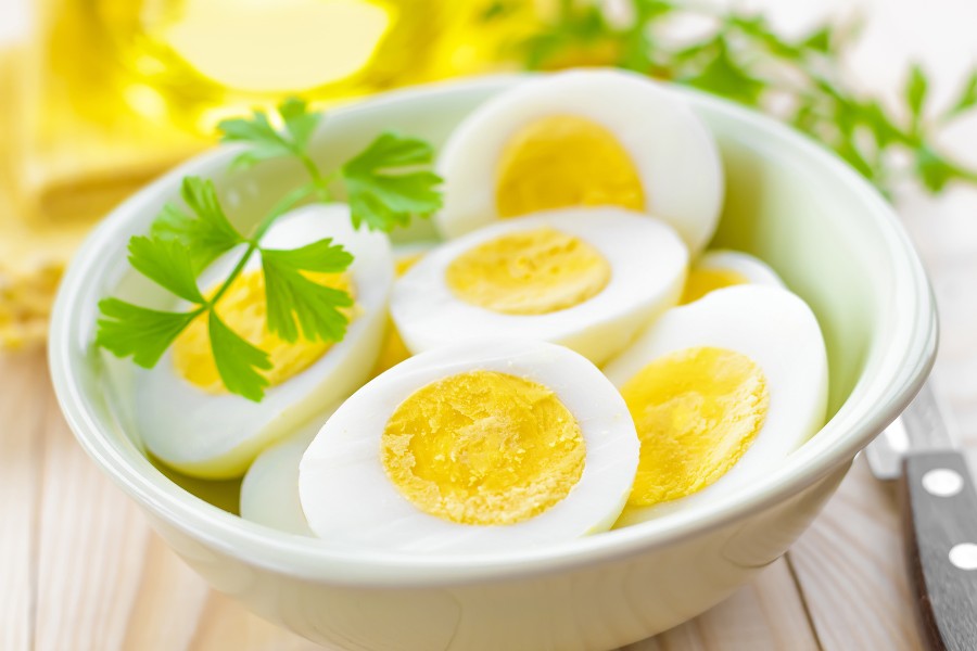 Trứng cung cấp protein chất lượng cao giúp vòng 1 trở nên đầy đặn hơn