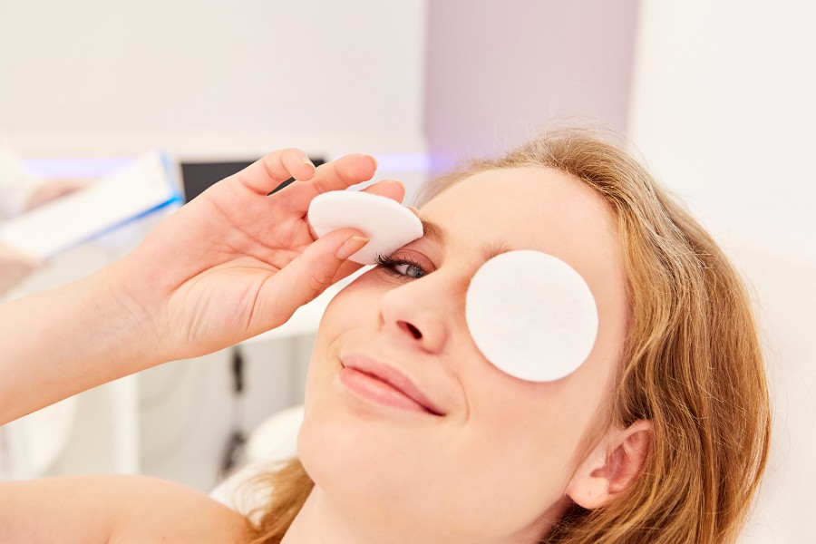Không trang điểm vùng mắt và vệ sinh mắt cẩn thận để vết thương nhanh hồi phục