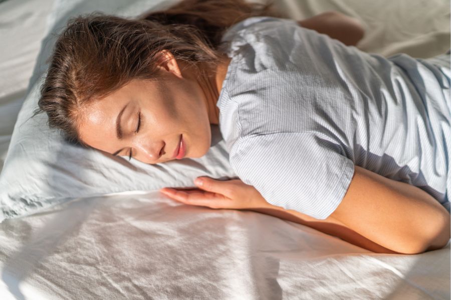 Ngủ nằm sấp dẫn đến ngực mướp