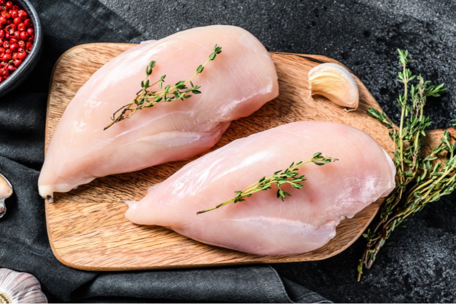 Thịt gà cũng rất giàu vitamin B, bao gồm niacin, vitamin B6 và B12