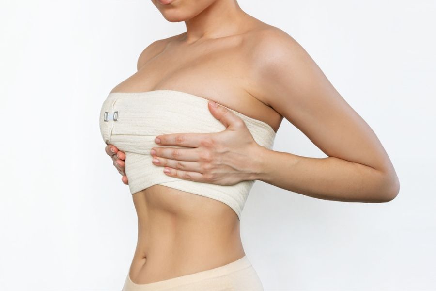 Nâng ngực bị biến chứng gì, nguyên nhân và cách phòng tránh 
