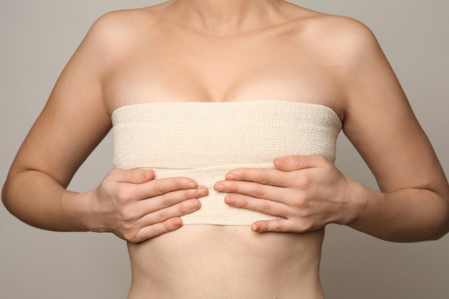 Chăm sóc sau nâng ngực sai cách cũng là nguyên nhân gây biến chứng